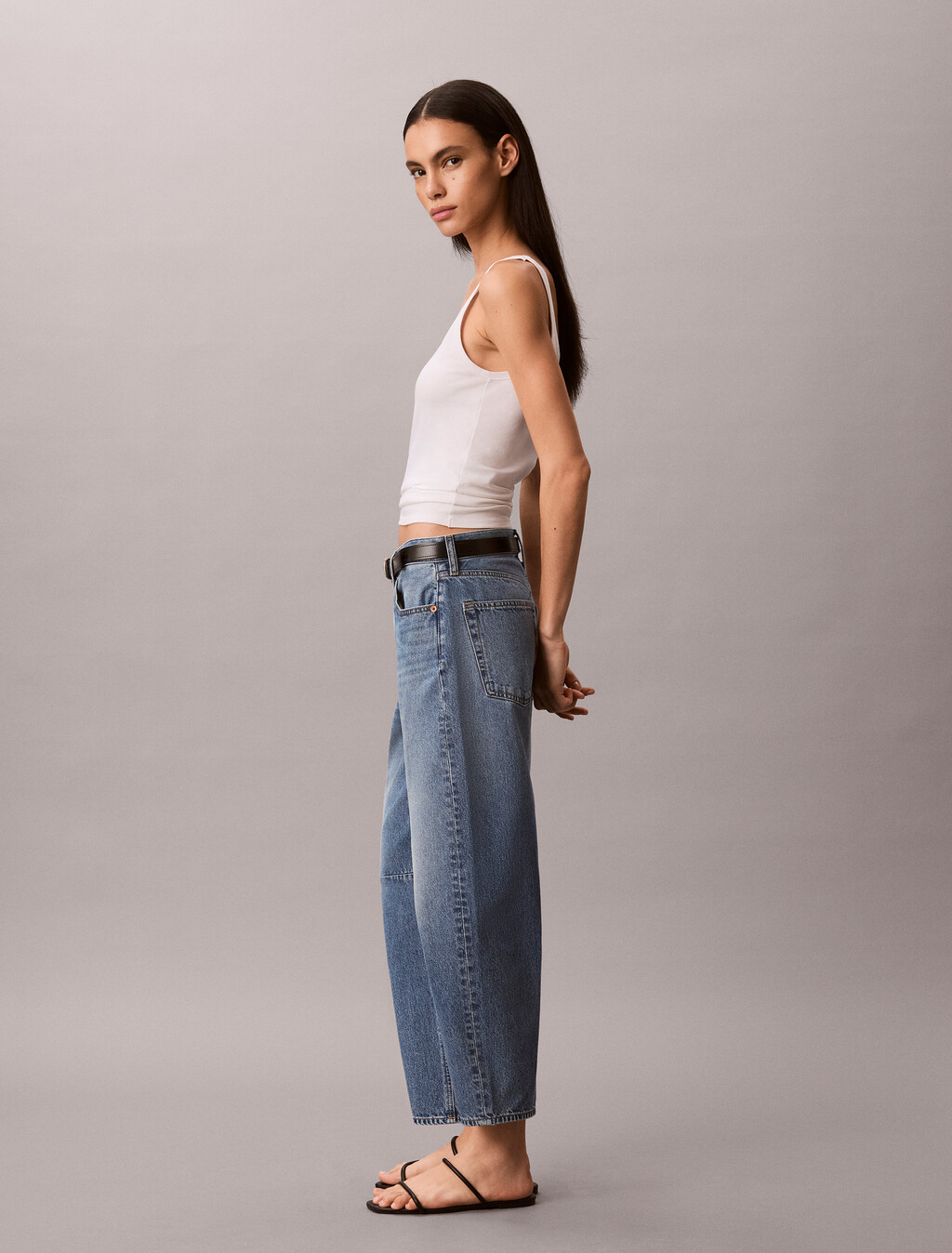 Buy 여성 크롭드 배럴 데님 in color Mid Blue