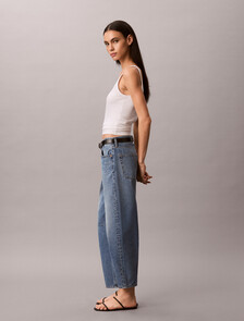 Buy 여성 크롭드 배럴 데님 in color Mid Blue