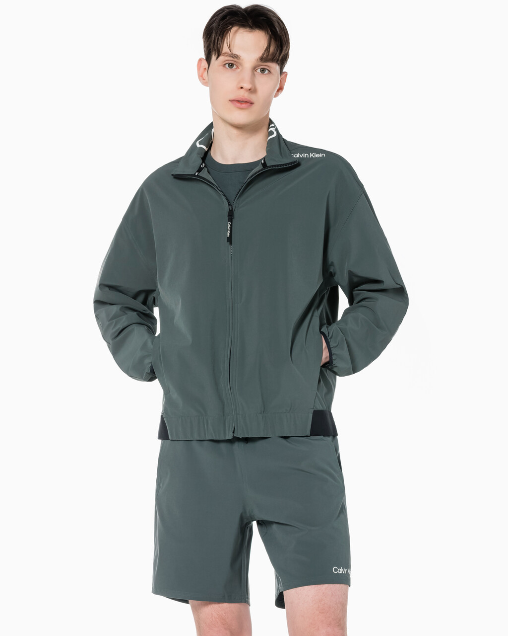Buy 남성 리플렉티브 로고 레귤러 핏 윈드 재킷 in color URBAN CHIC