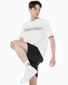 Buy 남성 레귤러 핏 에센셜 볼드 로고 반팔 티셔츠 in color BRIGHT WHITE