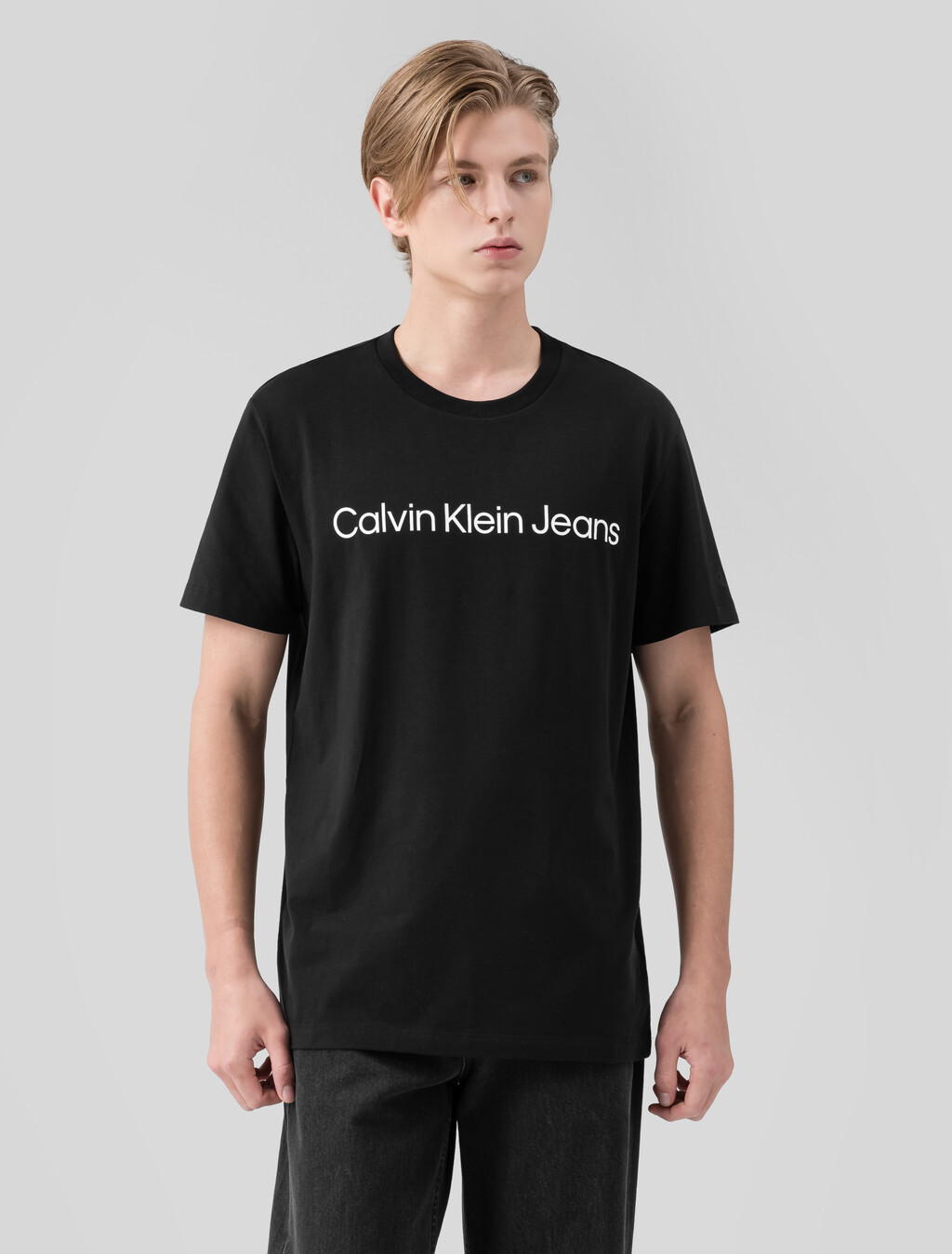 Buy 남성 레귤러핏 인스티튜셔널 로고 스트레치 반팔 티셔츠  in color CK BLACK