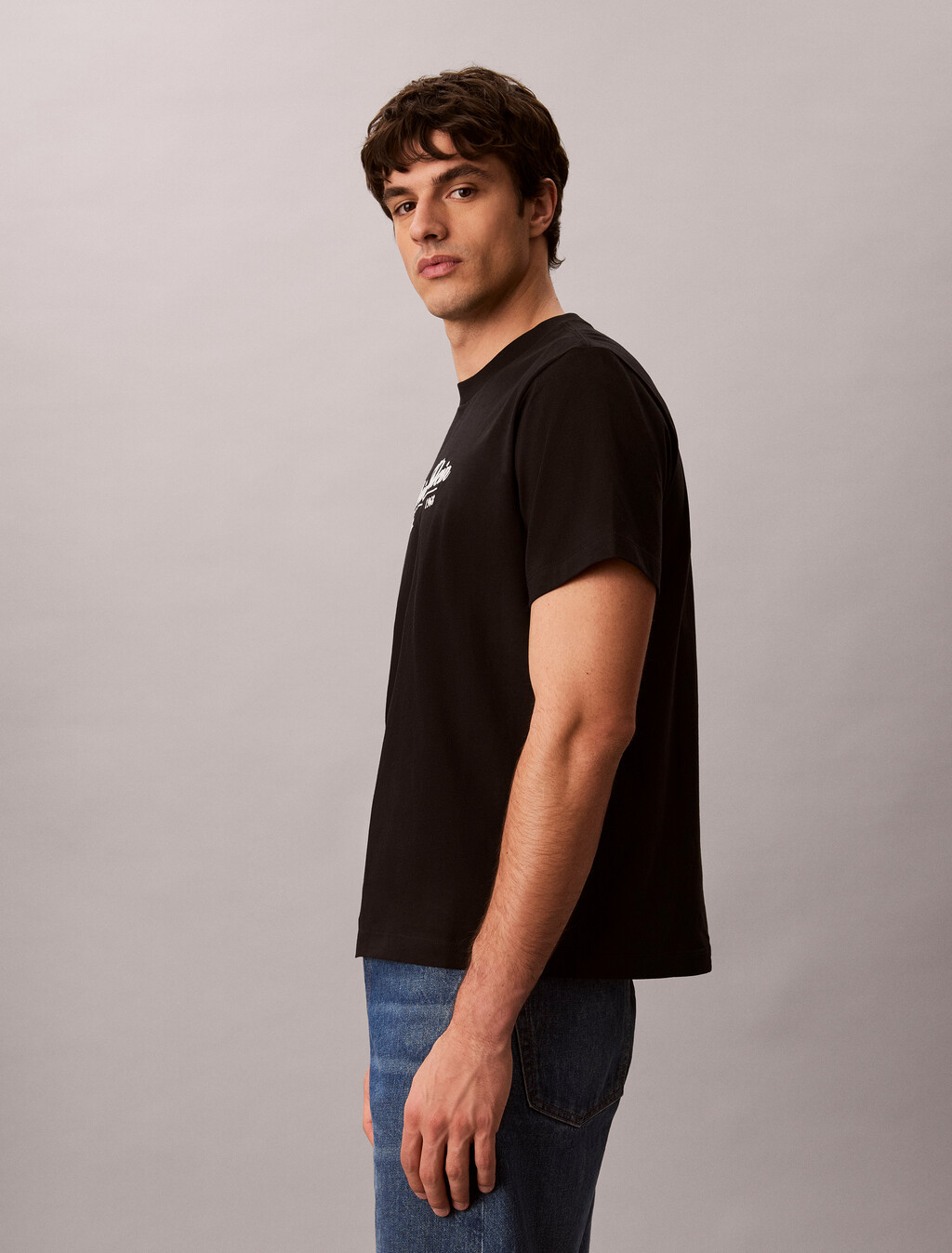 Buy 캘빈 커시브 그래픽 티 in color BLACK