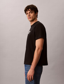 Buy 캘빈 커시브 그래픽 티 in color BLACK