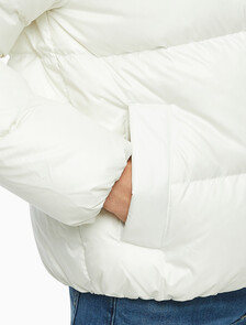 Buy 남녀공용 릴렉스 숏 블로킹 다운 푸퍼 in color WHITE