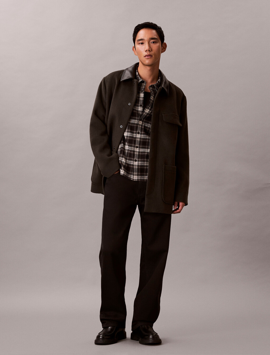 Buy 남성 플레이드 플란넬 크롭드 릴렉스드 셔츠 in color BLACK