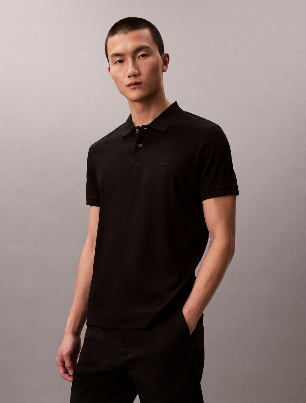 Buy 클래식 인터록 폴로 티 in color BLACK