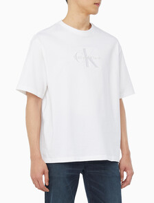 Buy 남성 릴렉스핏 히어로 모노그램 로고 반팔 티셔츠 in color BRILLIANT WHITE