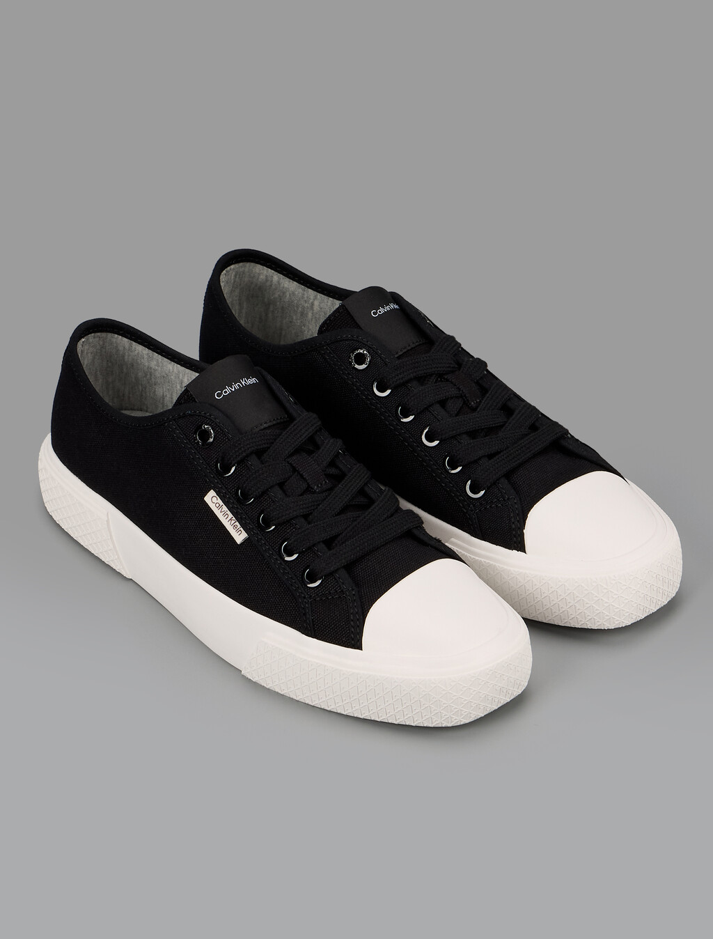 Buy 여성 비비 로우 레이스업 캔버스 스니커즈 in color CK BLACK