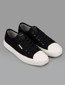 Buy 여성 비비 로우 레이스업 캔버스 스니커즈 in color CK BLACK