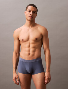 Buy 남성 CK 블랙 마이크로 로우 라이즈 드로즈 in color DARK BLUE