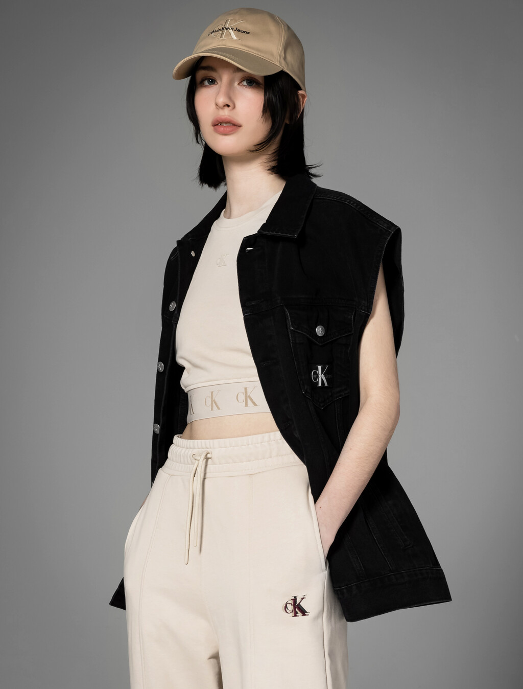 Buy 여성 리피트 크롭 로고 탱크 탑 in color CLASSIC BEIGE