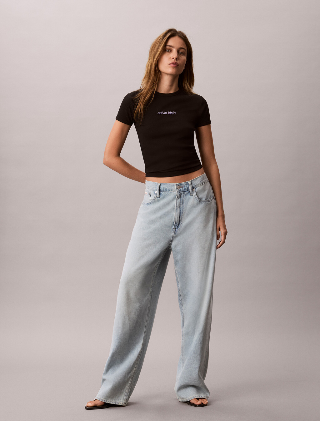 Buy 여성 컨투어립 로고 링거 티 in color BLACK