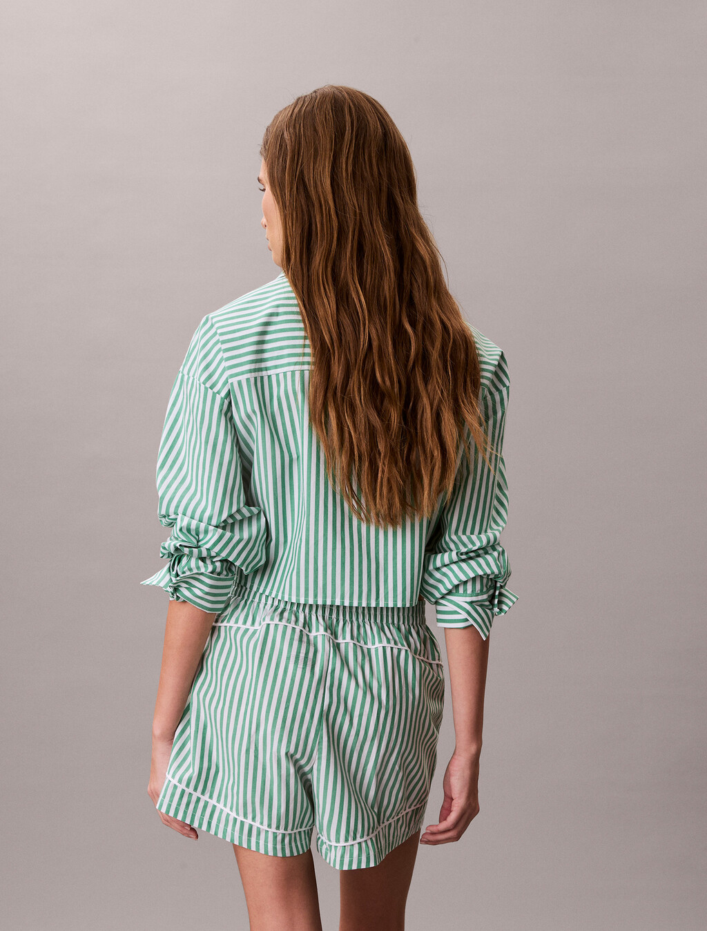 Buy 여성 코튼 포플린 트랙 쇼츠 in color Green