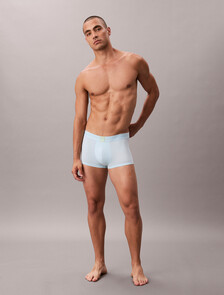 Buy 남성 모던 로고 패치 마이크로 로우 라이즈 트렁크 in color Sky Blue