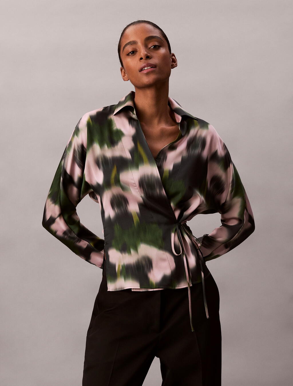 Buy 여성 프린티드 사틴 탑 in color Black