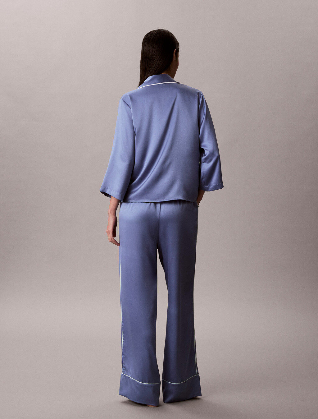 Buy 여성 새틴 씬 팬츠 in color BLUE