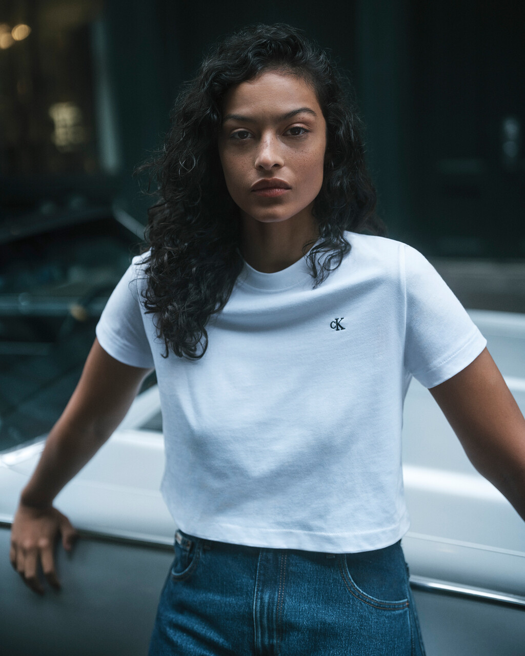 Buy 여성 릴렉스핏 아카이브 로고 크루넥 반팔 티셔츠 in color BRILLIANT WHITE