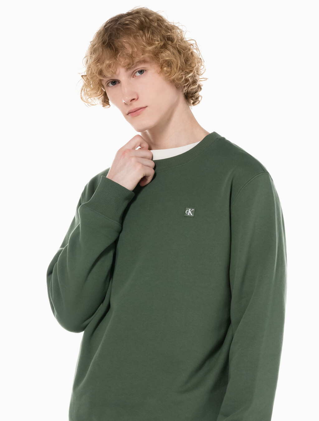 Buy 남성 레귤러핏 CK 뱃지 로고 기모 스웨트셔츠 in color KHAKI