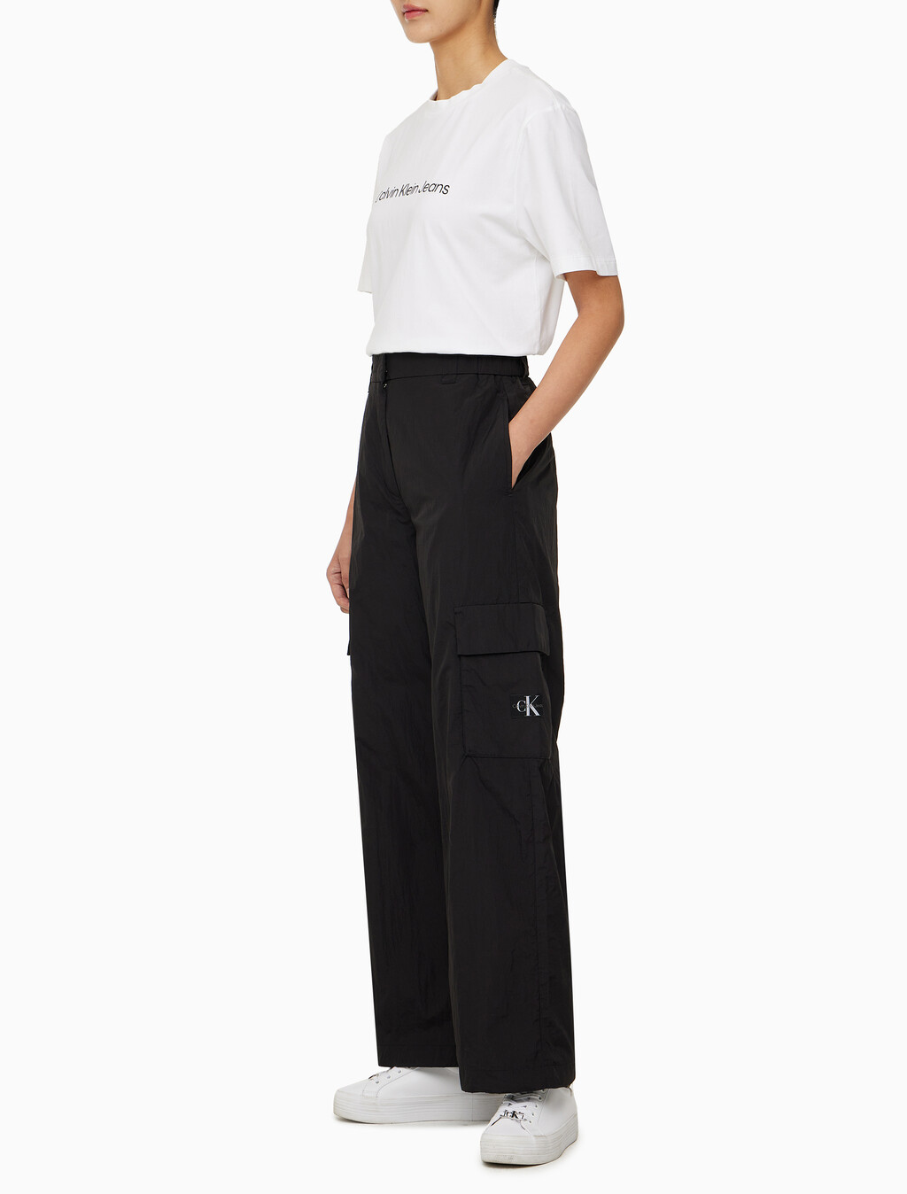 Buy 여성 루즈 카고팬츠 in color CK BLACK