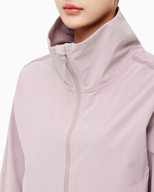 Buy 여성 리플렉티브 로고 레귤러 핏 윈드브레이커 in color GRAY ROSE
