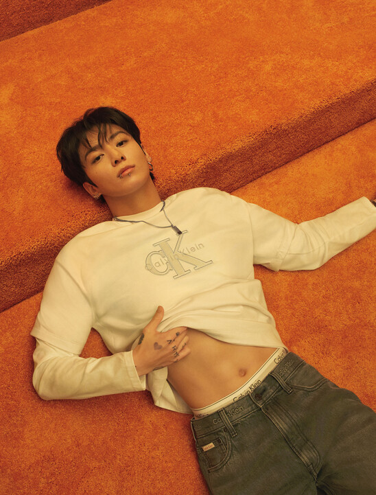 엘리베이티드 모노로고 티