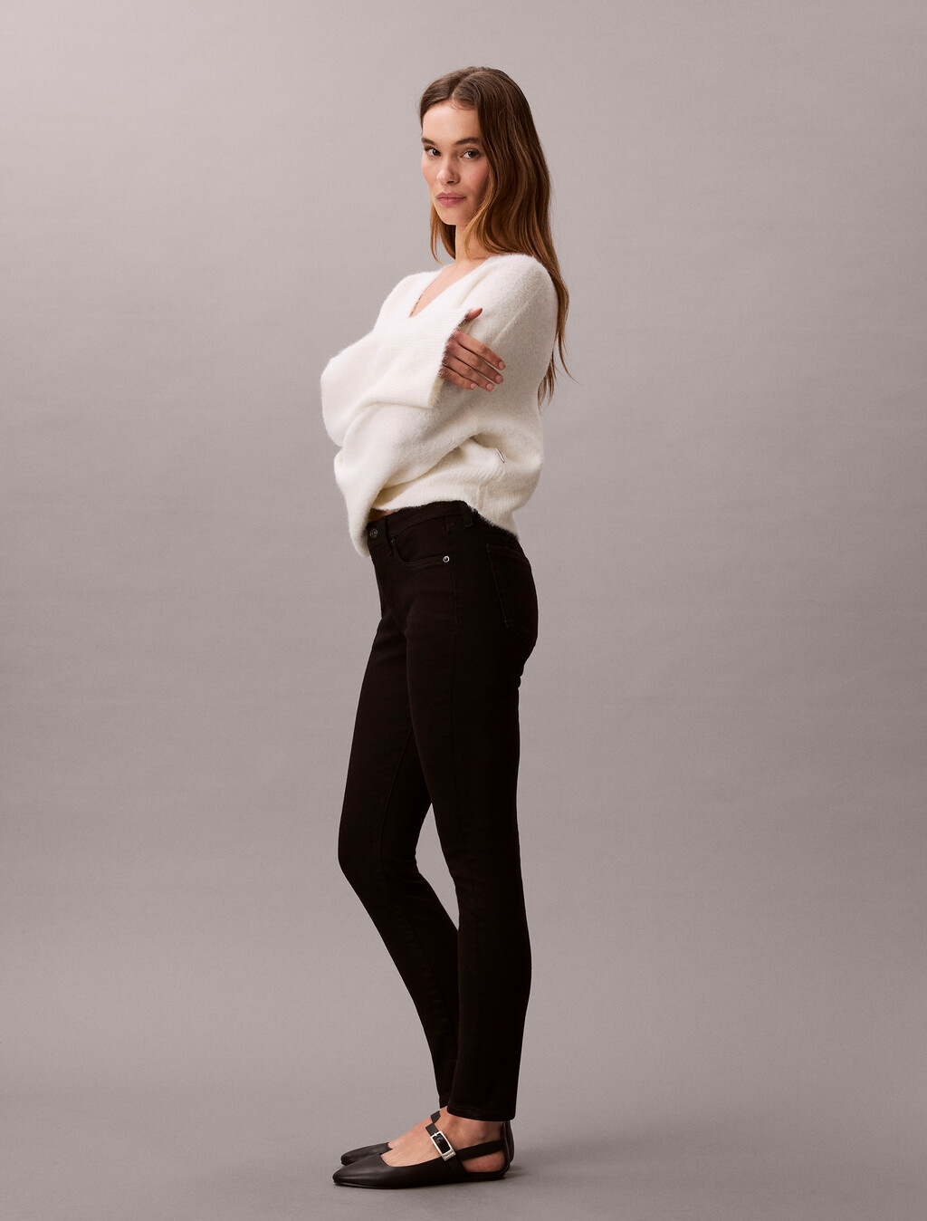 Buy 여성 미드라이즈 스키니 데님 in color BLACK