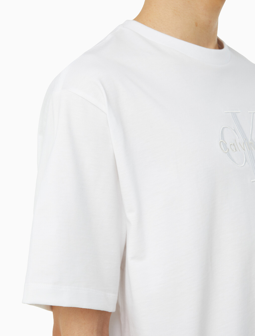 Buy 남성 릴렉스핏 히어로 모노그램 로고 반팔 티셔츠 in color BRILLIANT WHITE
