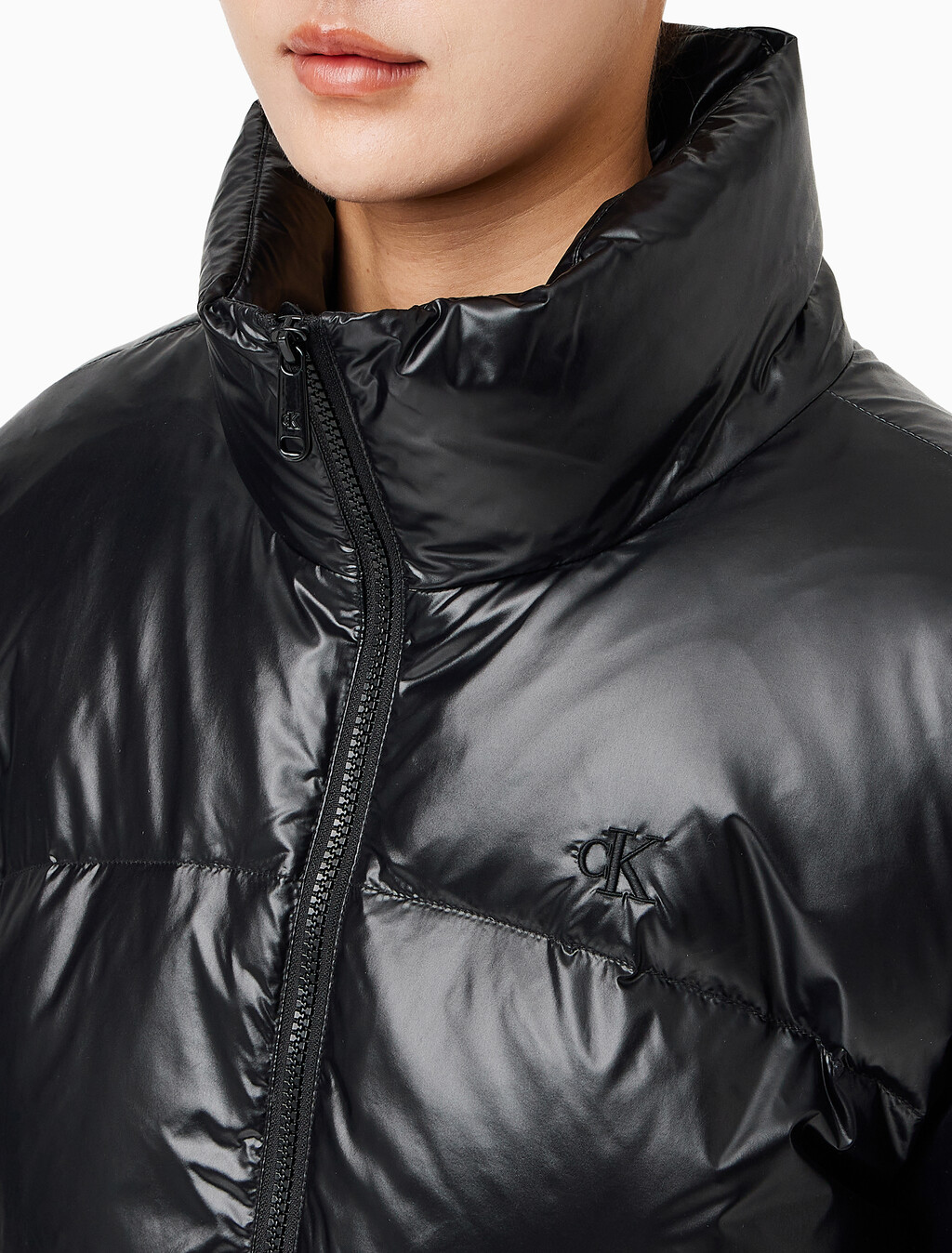 Buy 여성 크롭 글로시 커브드 퀼팅 다운 푸퍼 in color CK BLACK