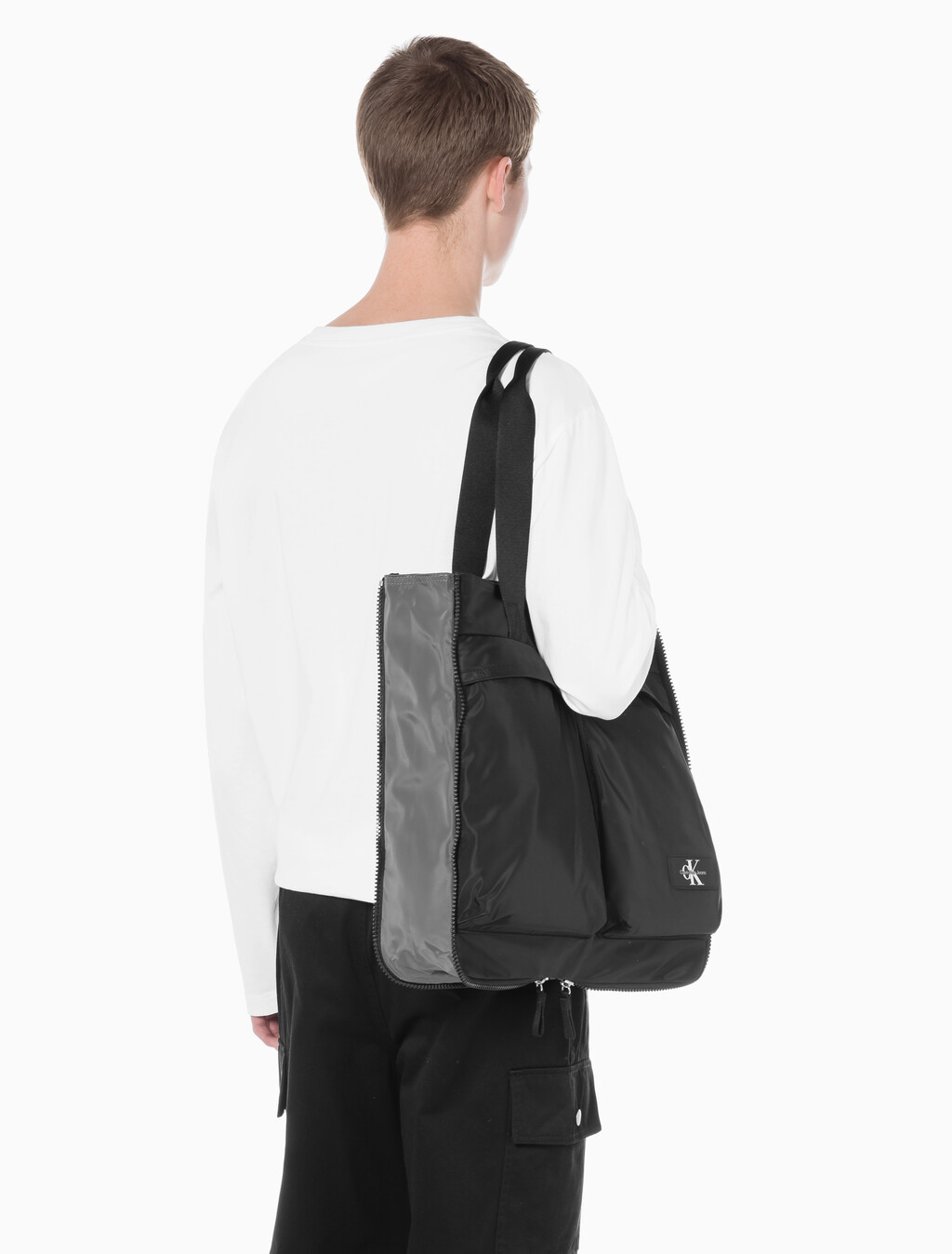 Buy 남성 CKJ 익스팬더블 헬멧 토트백 in color BLACK