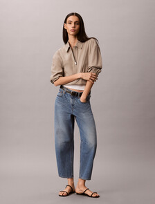 Buy 여성 크롭드 배럴 데님 in color Mid Blue