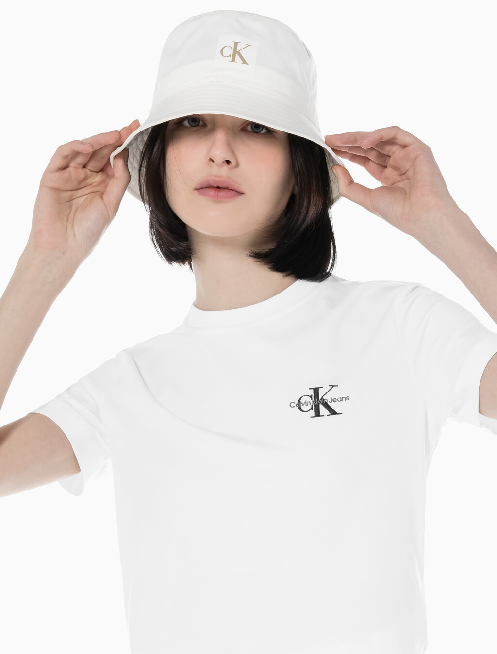 Buy 여성 레귤러핏 스몰 모노그램 로고 반팔 티셔츠  in color BRIGHT WHITE