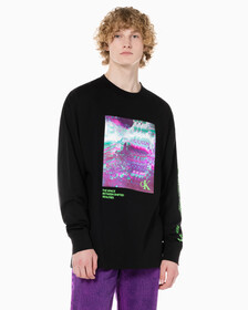 Buy 남성 하이퍼 리얼 랜드스케이프 긴팔 티셔츠 in color CK BLACK