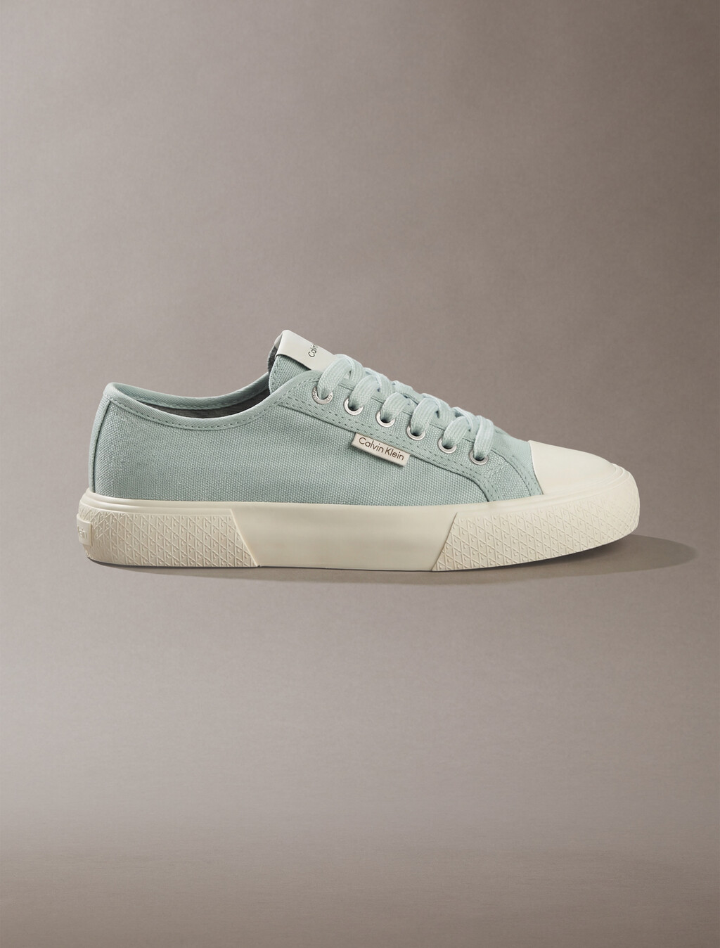 Buy 여성 비비 로우 레이스업 캔버스 스니커즈 in color Light Blue