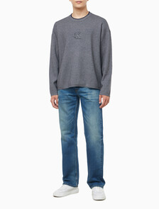 Buy 남성 엠보스드 로고 크루넥 스웨터 in color MEDIUM GREY HEATHER