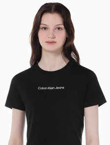 Buy 여성 레귤러핏 크롭 로고 반팔 티셔츠 in color CK BLACK