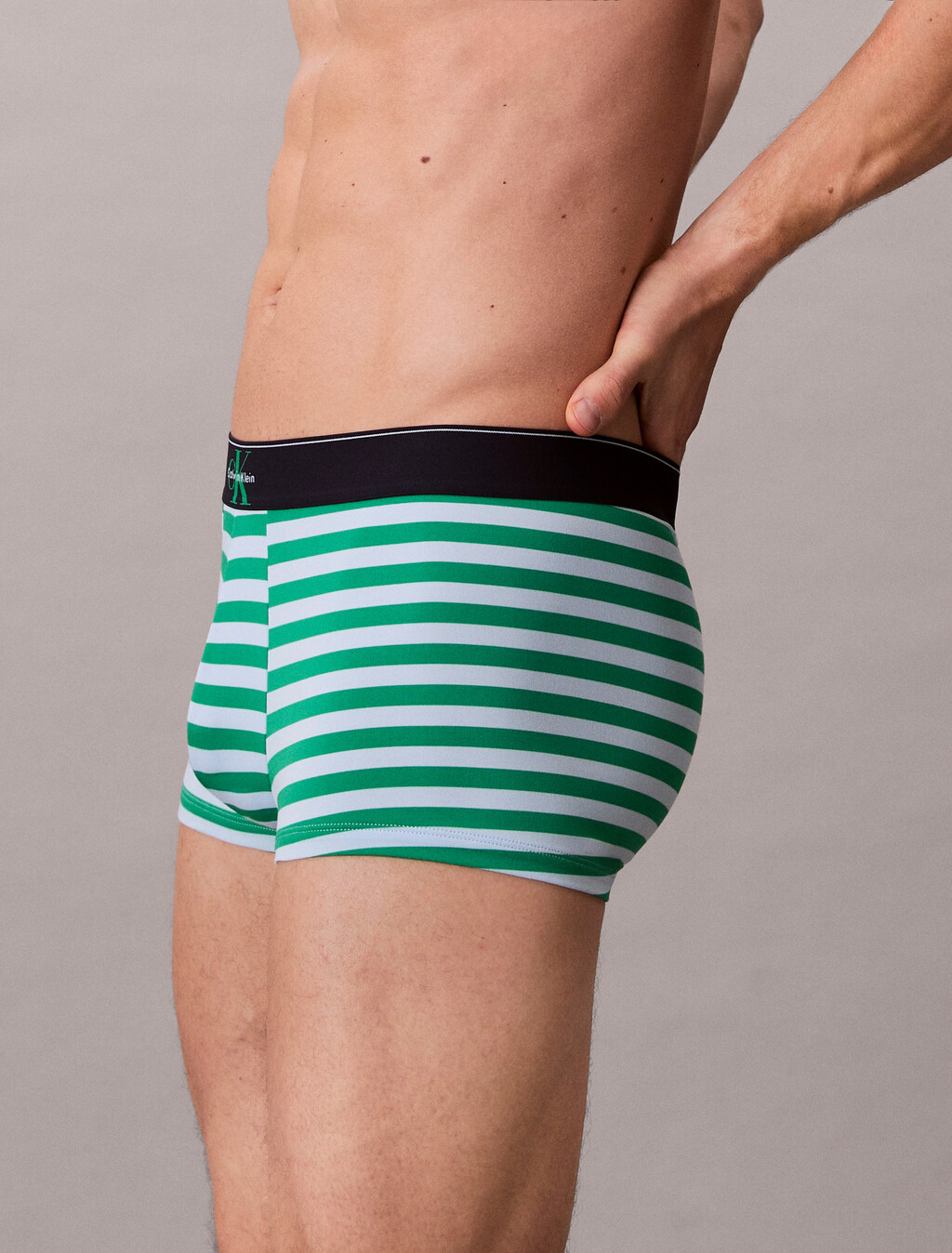 Buy 남성 CK 그래픽 마이크로 로우 라이즈 트렁크 in color Green / Light grey