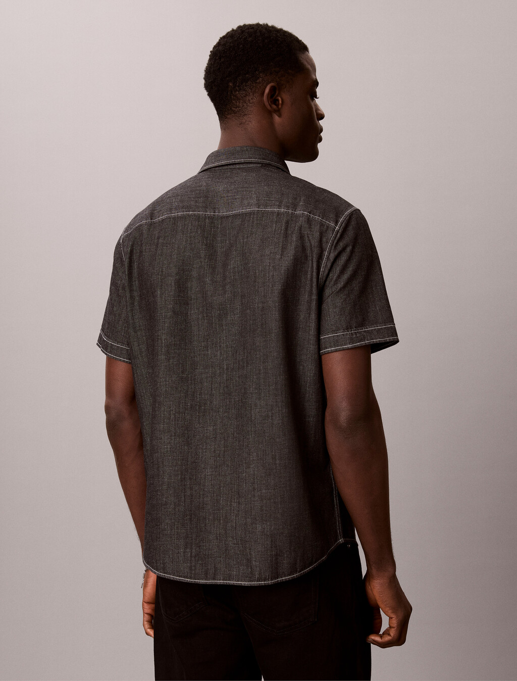 Buy 샴브레이 클래식 숏슬리브 셔츠 in color BLACK