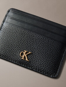 Buy 여성 CK 하드웨어 모노그램 6CC 카드 케이스 in color BLACK