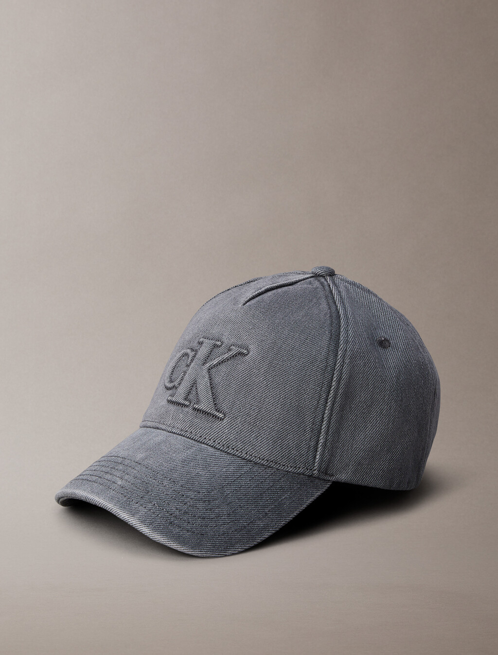 Buy 남녀공용 CKJ 스몰 모노그램 시즈널 로고 데님 볼캡 in color Grey