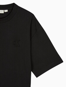Buy 남성 릴렉스핏 CK 인터락 반팔 티셔츠 in color CK BLACK