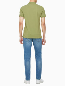 Buy 남성 슬림핏 CK 로고 뱃지  폴로 티셔츠 in color KHAKI