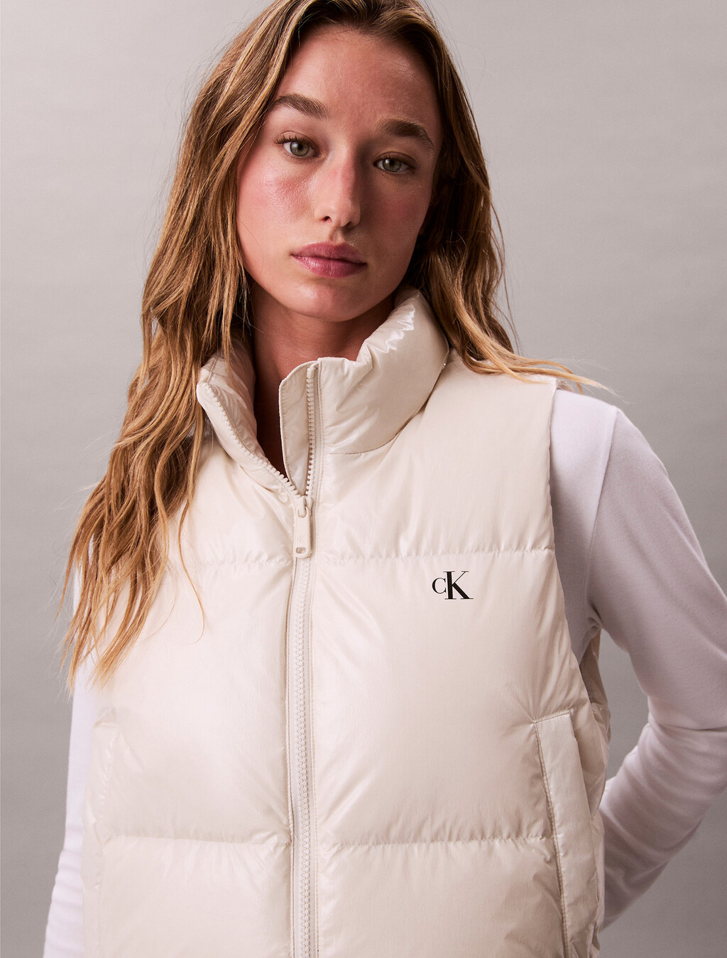 Buy 여성 글로시 다운 크롭 베스트 in color CHALK