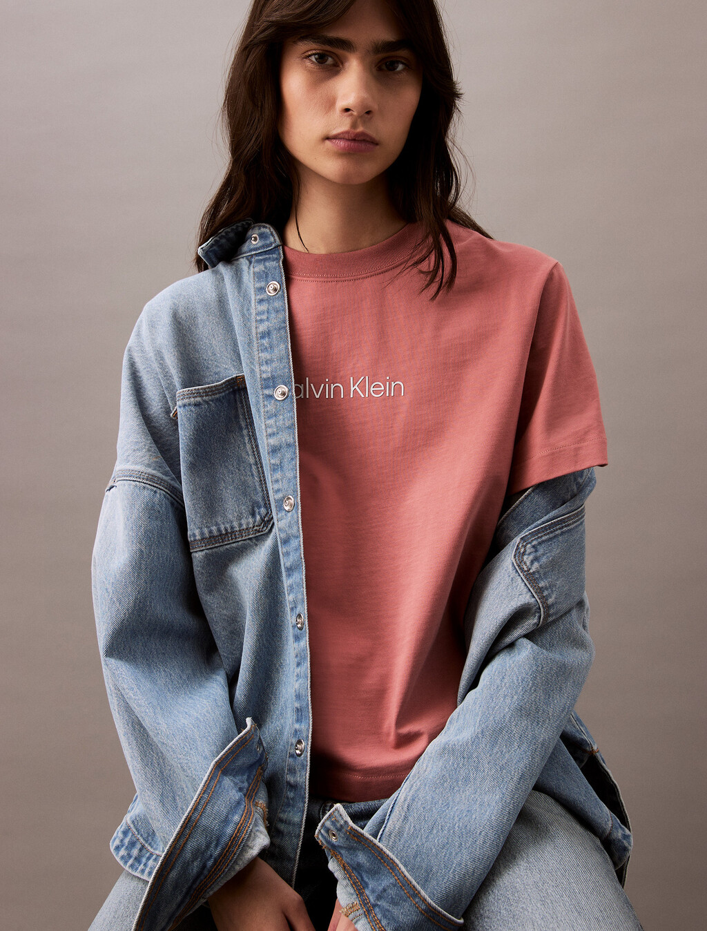 Buy 여성 릴렉스드 스탠다드로고 크루넥 반팔 티셔츠 in color LIGHT MAHOGANY