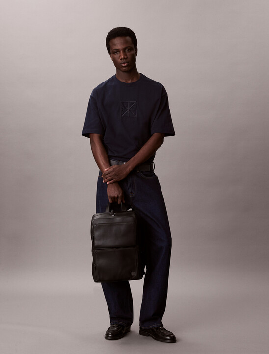 남성 하드웨어 엠블럼 슬림 포켓 백팩