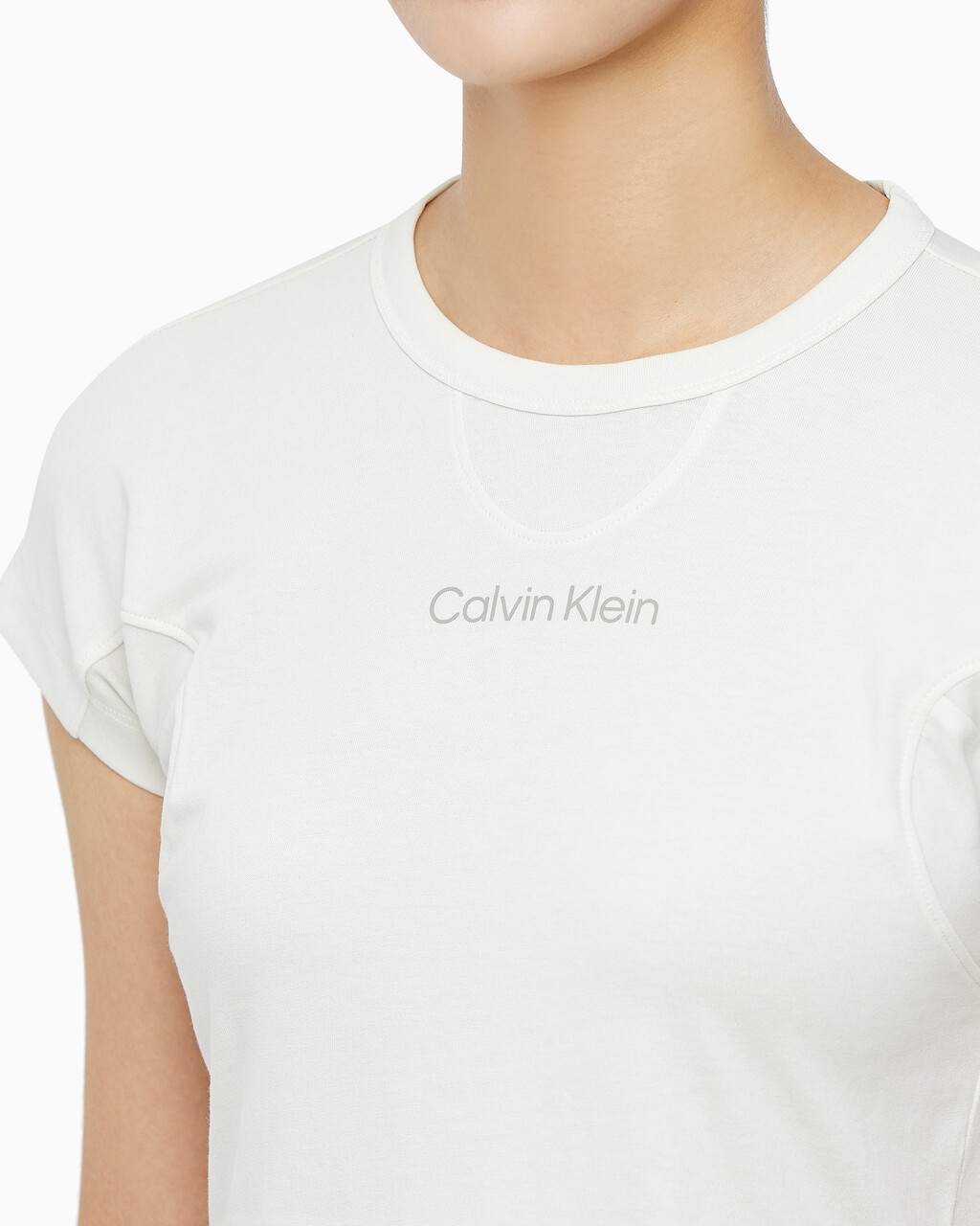 Buy 여성 슬림핏 숏 슬리브 티셔츠 in color WHITE