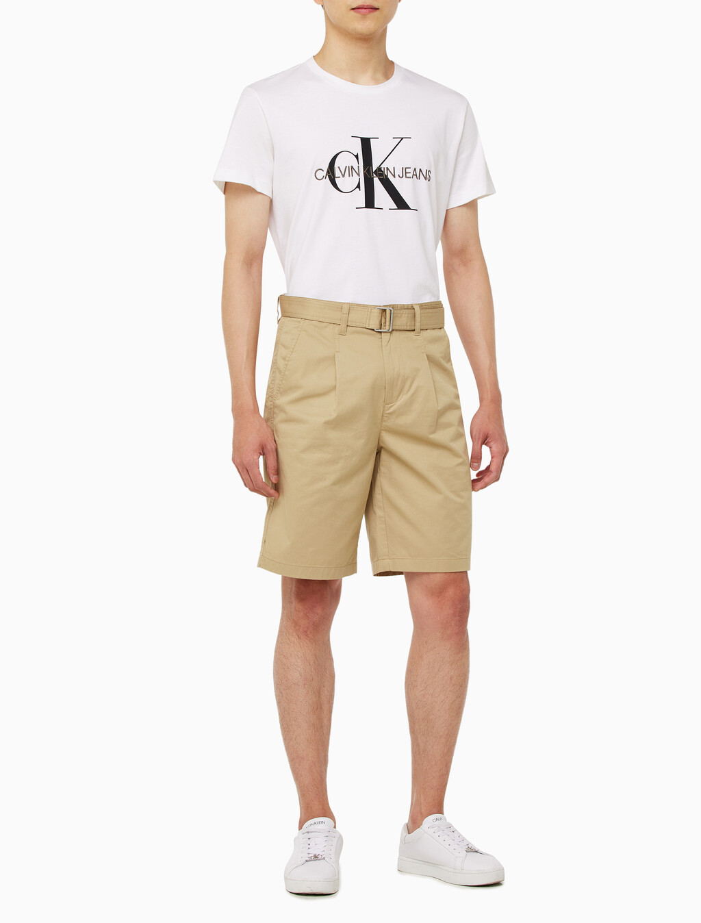 Buy 남성 와이드 플리츠 치노 쇼츠 in color TRAVERTINE