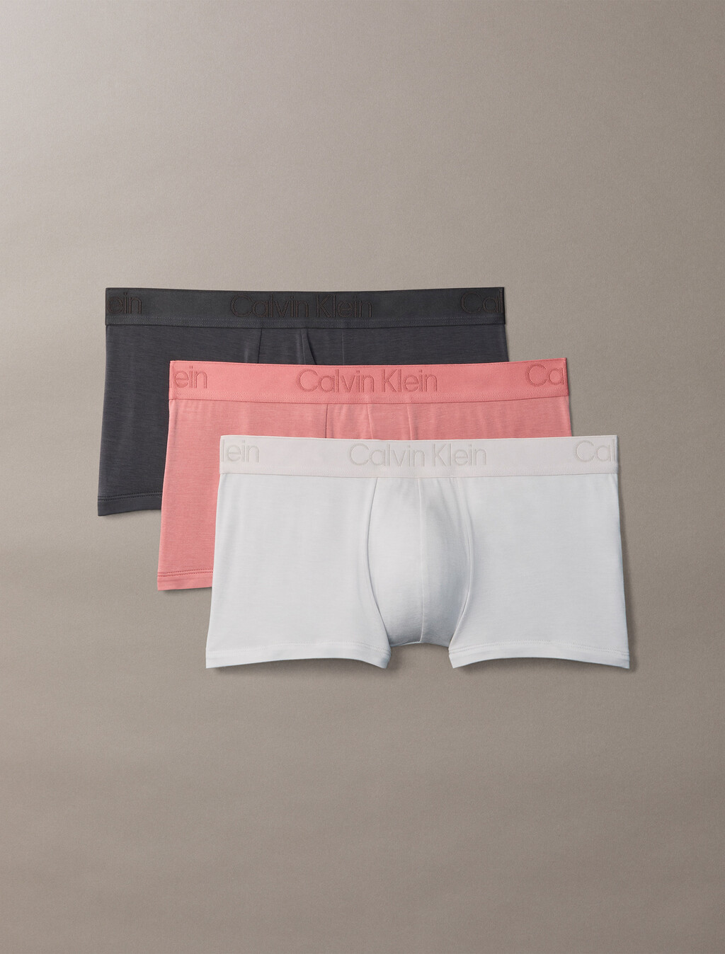 Buy 남성 CK 블랙 3PK 로우 라이즈 트렁크 in color Charcoal / Dark Pink / White