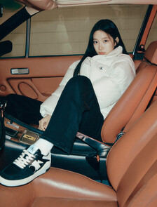 Buy 여성 숏 렝스 스탠드 카라 푸퍼 다운 재킷 in color WHITE