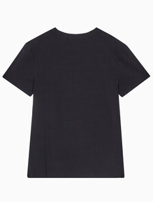 Buy 여성 슬림핏 인스티튜셔널 로고 반팔 티셔츠 in color CK BLACK