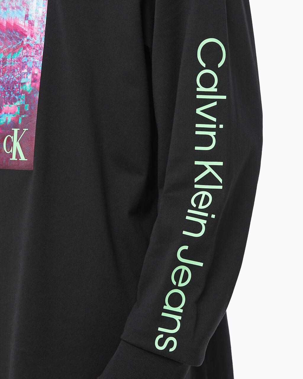Buy 남성 하이퍼 리얼 랜드스케이프 긴팔 티셔츠 in color CK BLACK